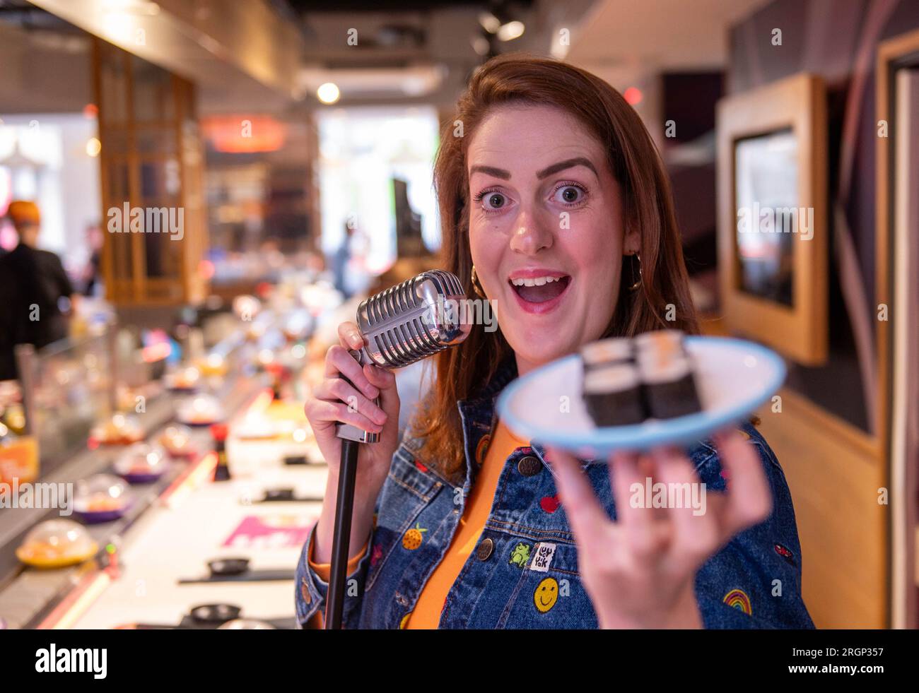 REDAKTIONELLER GEBRAUCH die Comedian Maddy Lucy dann tritt während des