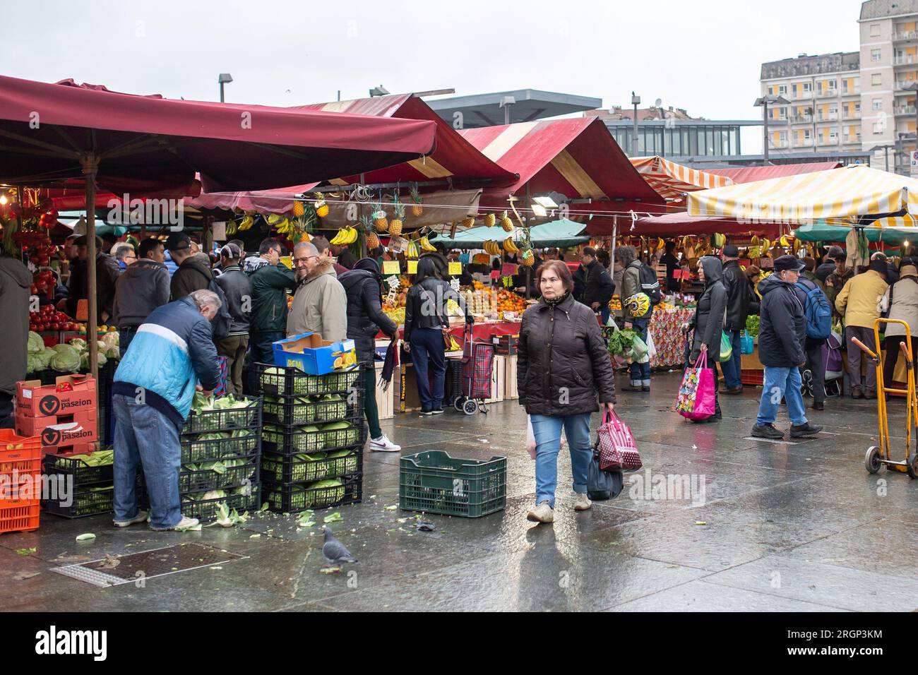 TURIN, ITALIEN - 10. NOVEMBER 2018: Menschen auf dem lokalen traditionellen Markt im Porta Palazzo in Turin, Italien. Stockfoto