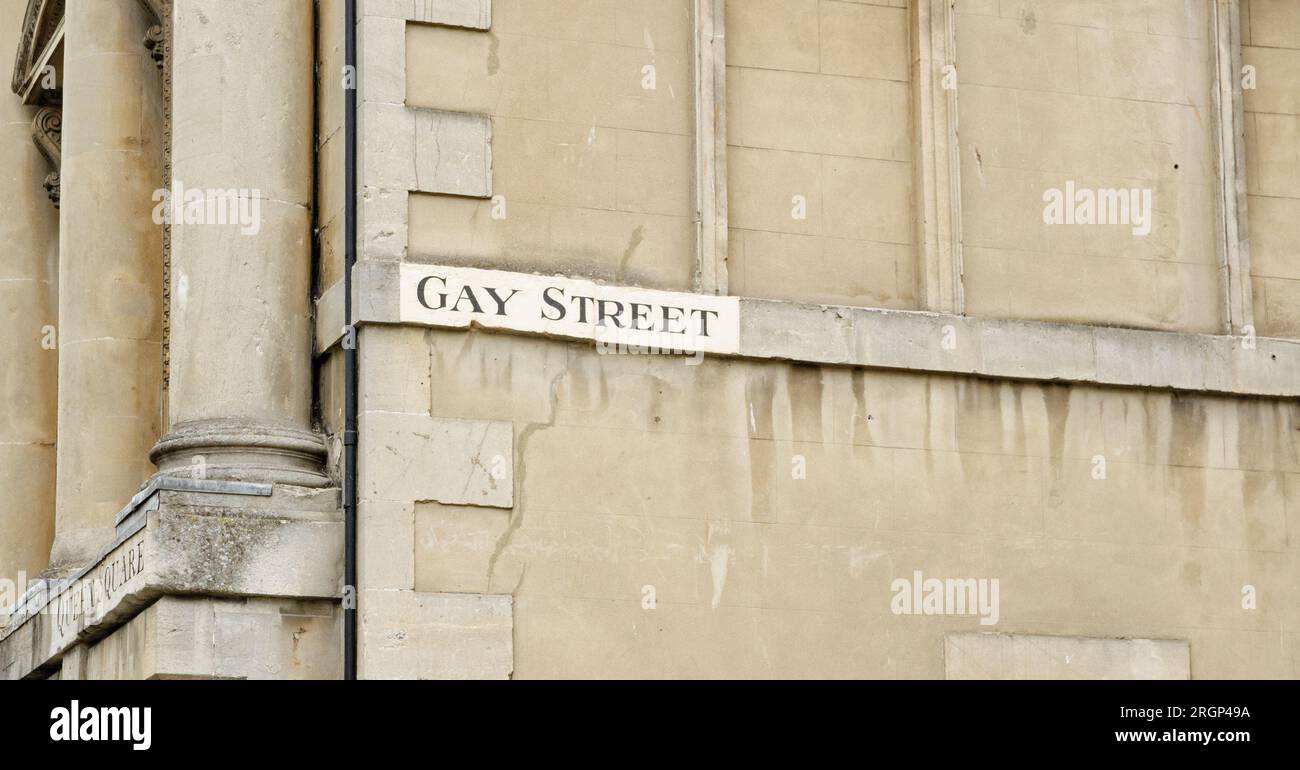 Ein Schild an der Seite eines georgianischen Gebäudes zeigt die Gay Street im Zentrum der historischen Stadt Bath, Somerset. Das Schild ist an der Kreuzung Stockfoto