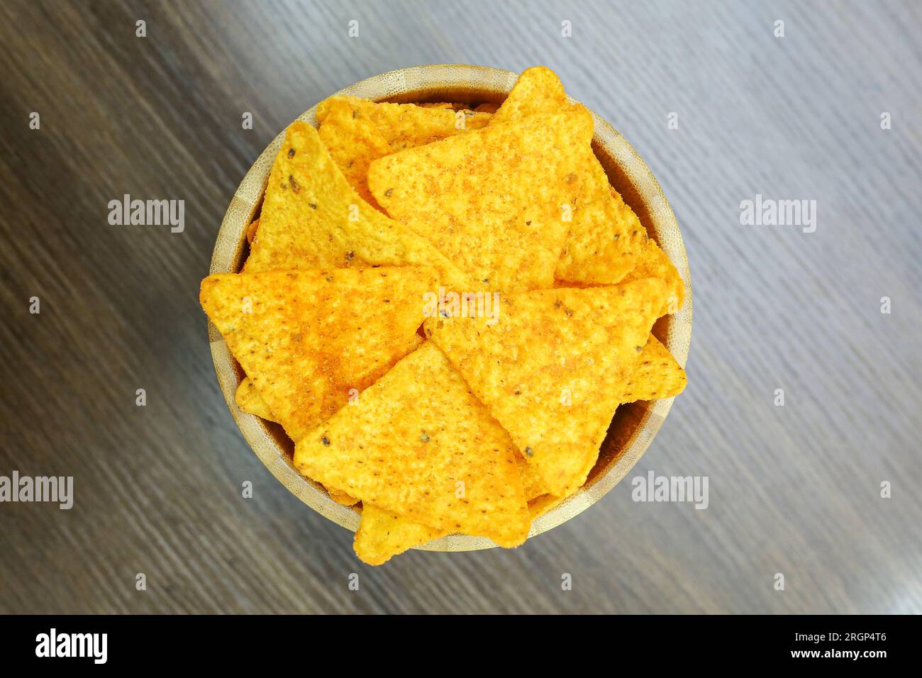 Nachos in einer Holzschüssel auf einem Holztisch Stockfoto
