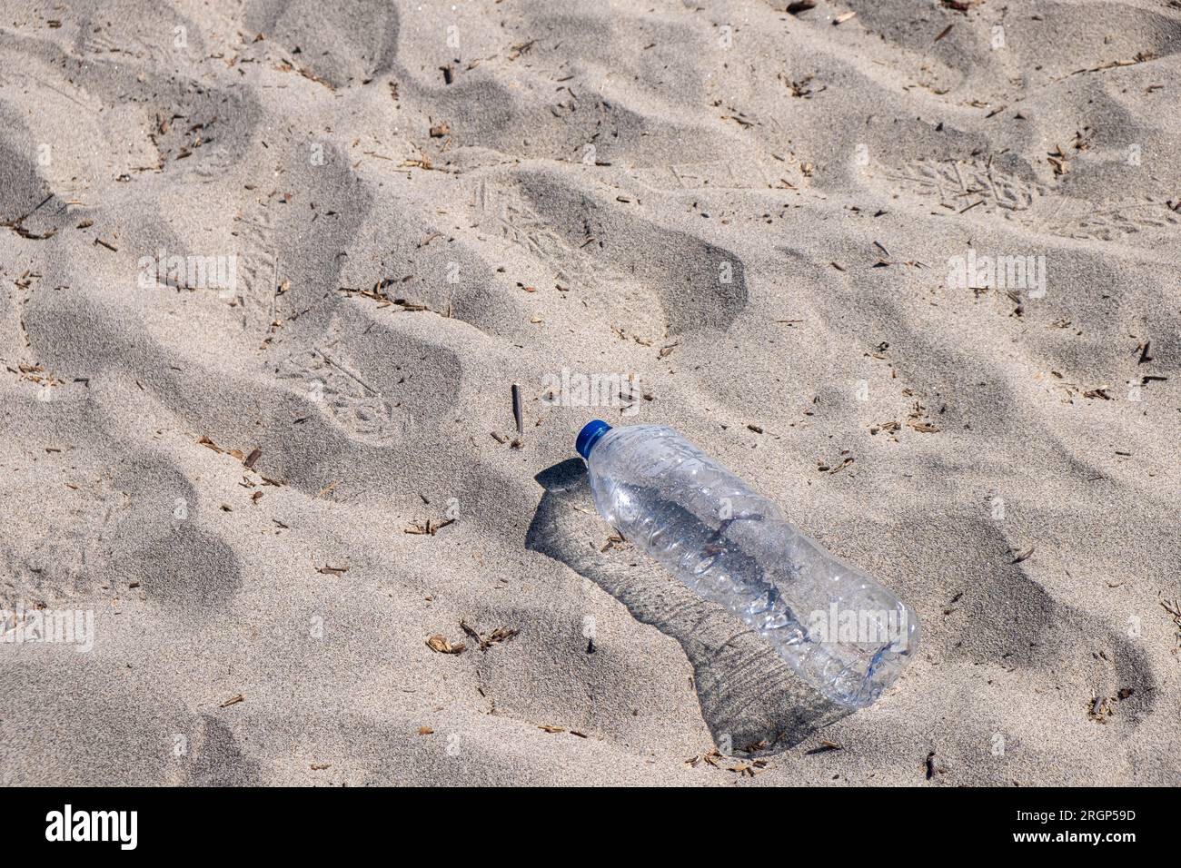 Leere Plastikflasche liegt am Strand Stockfoto