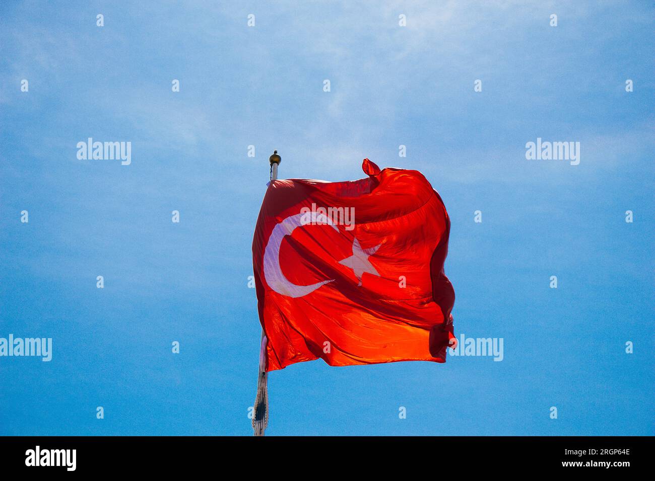 Türkische Flagge mit weißem Stern und Mond im Himmel Stockfoto