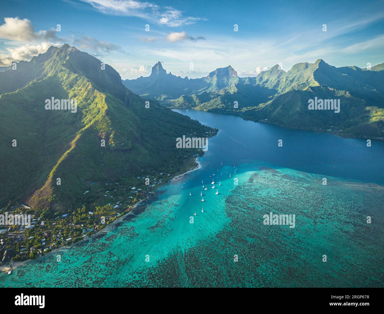 Segelboote in der Nähe der Moorea Küste am Morgen Stockfoto