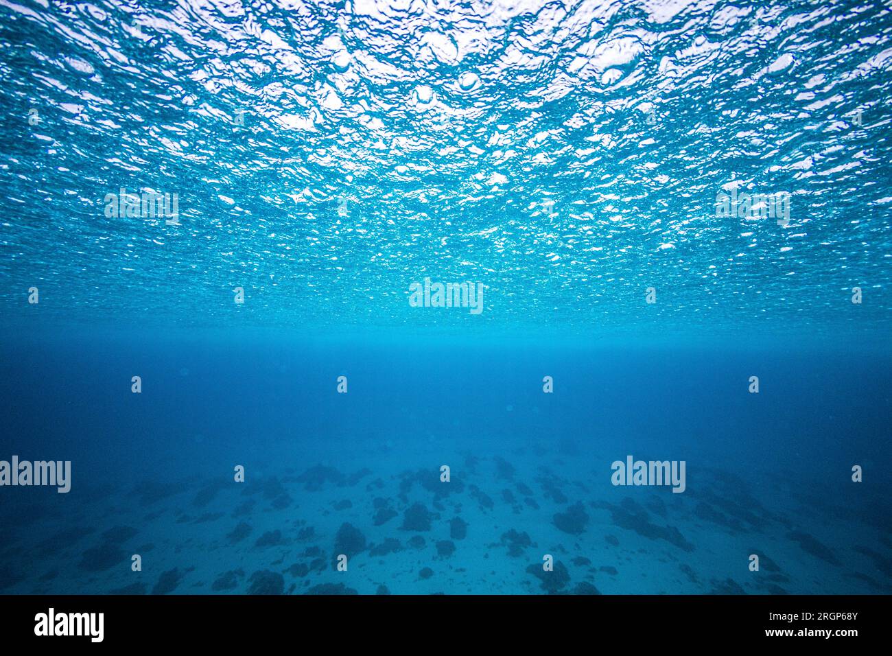 Ein Bild der regnerischen Meeresoberfläche, das unter Wasser aufgenommen wurde Stockfoto