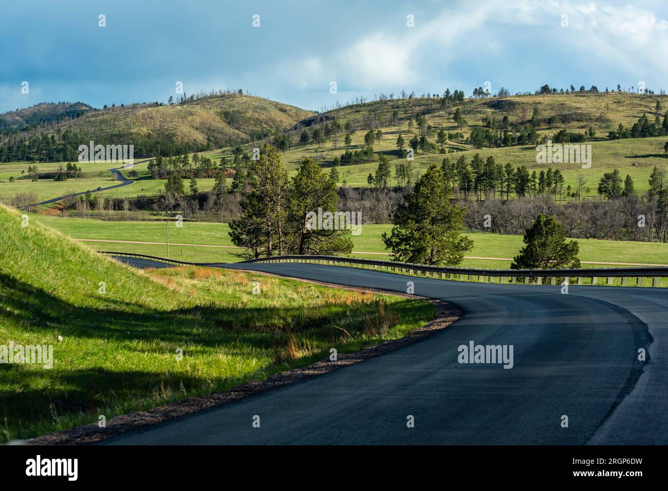 Ein langer Weg die Straße runter zum Custer State Park, South Dakota Stockfoto