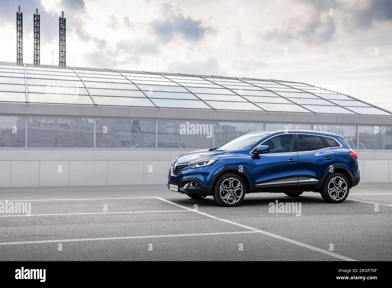 Blauer Renault Kadjar Crossover-suv vor der Glaskuppel. Dreiviertelansicht des kompakten suv Stockfoto