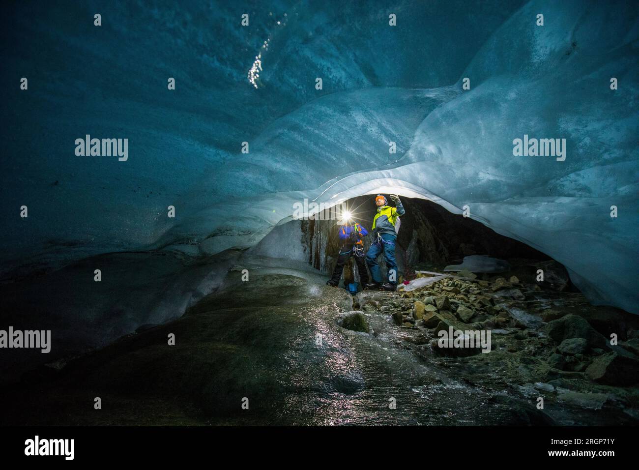 Zwei Geologen erkunden Höhlen unter Gletschern, Wissenschaft und Studium Stockfoto