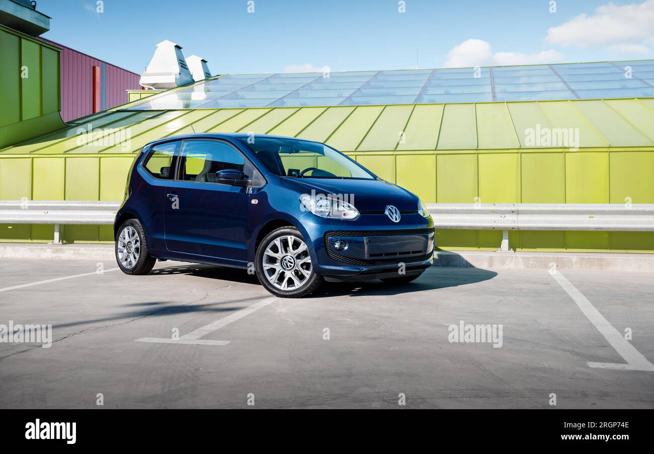 Blauer Kompaktluftheck Volkswagen auf! Vor dem grünen Zeltdach, Dreiviertelblick Stockfoto