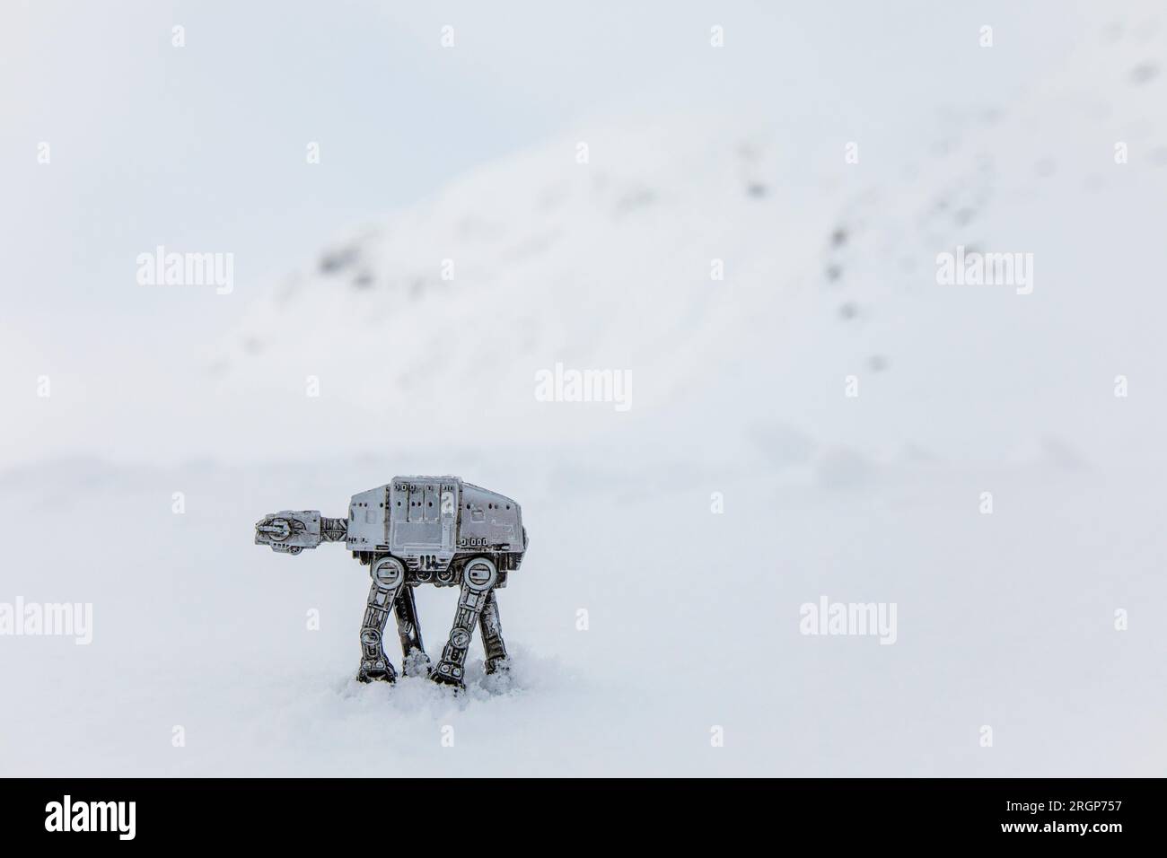 Miniatur-Spielzeugdroiden, die in der Winterberglandschaft spazieren gehen Stockfoto