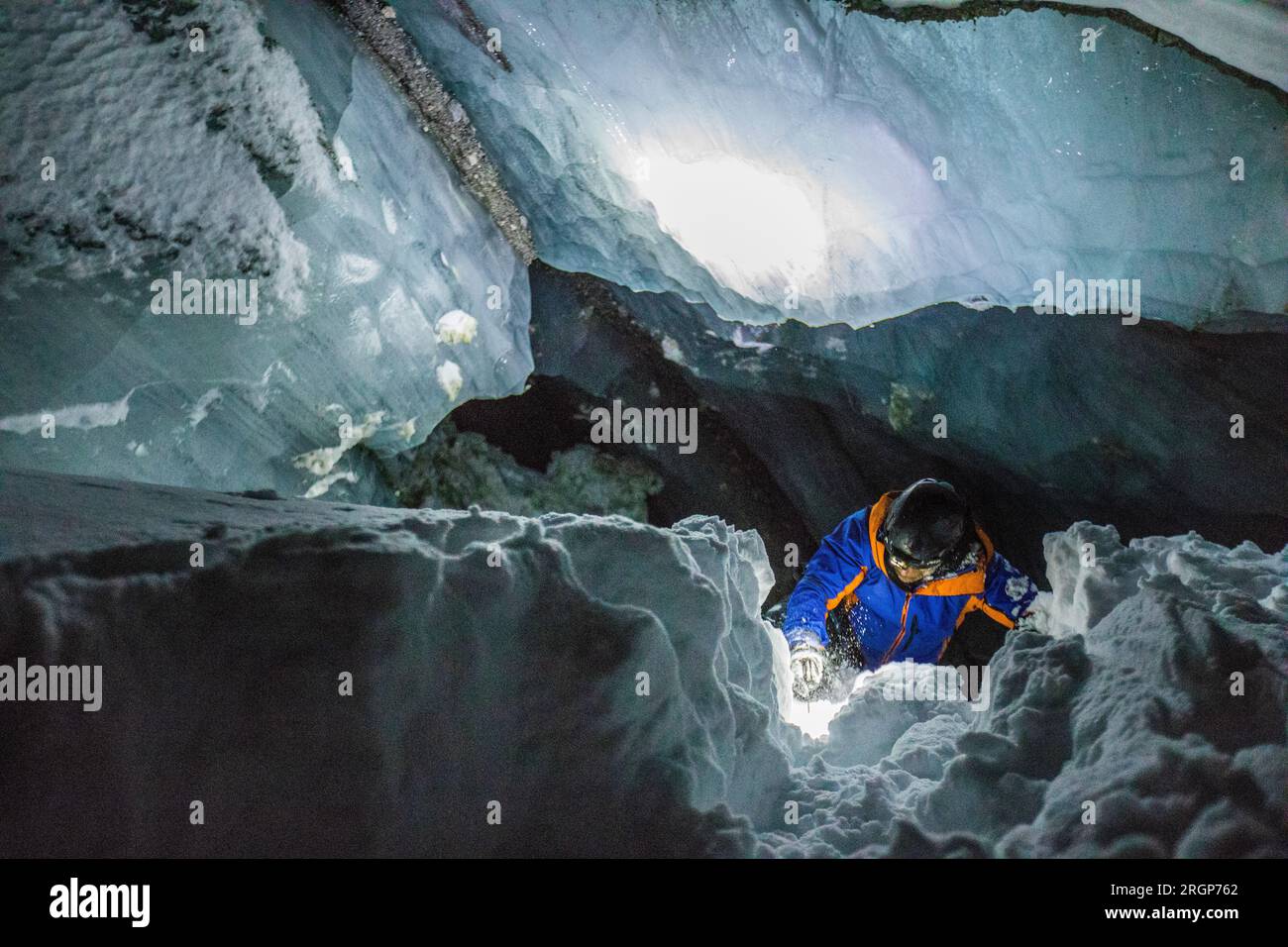 Blick aus der Vogelperspektive auf den Eisklettern des Entdeckers in einer Gletscherspalte Stockfoto