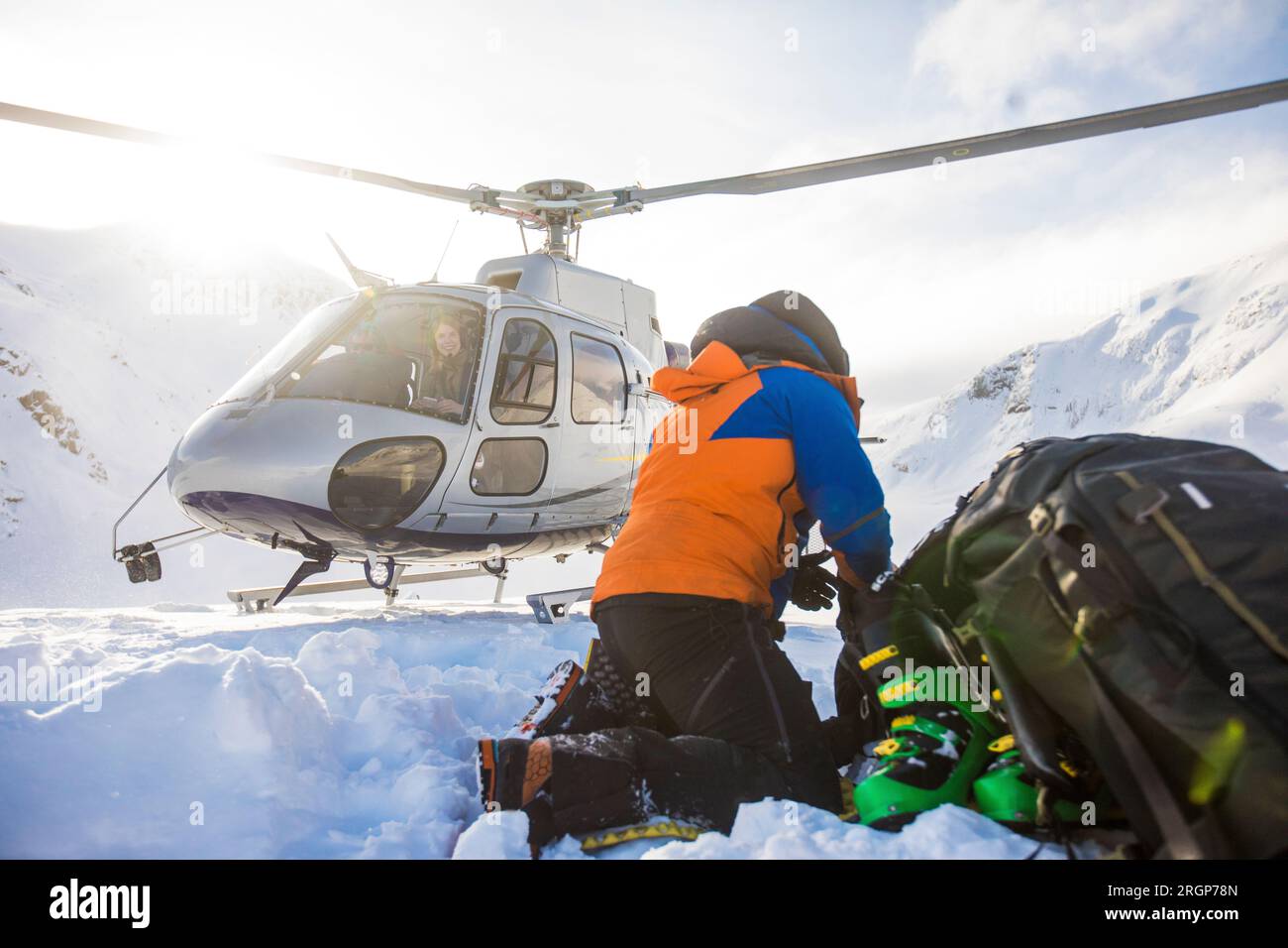Hubschrauber gelandet, Ausrüstung bereit zum Laden Stockfoto