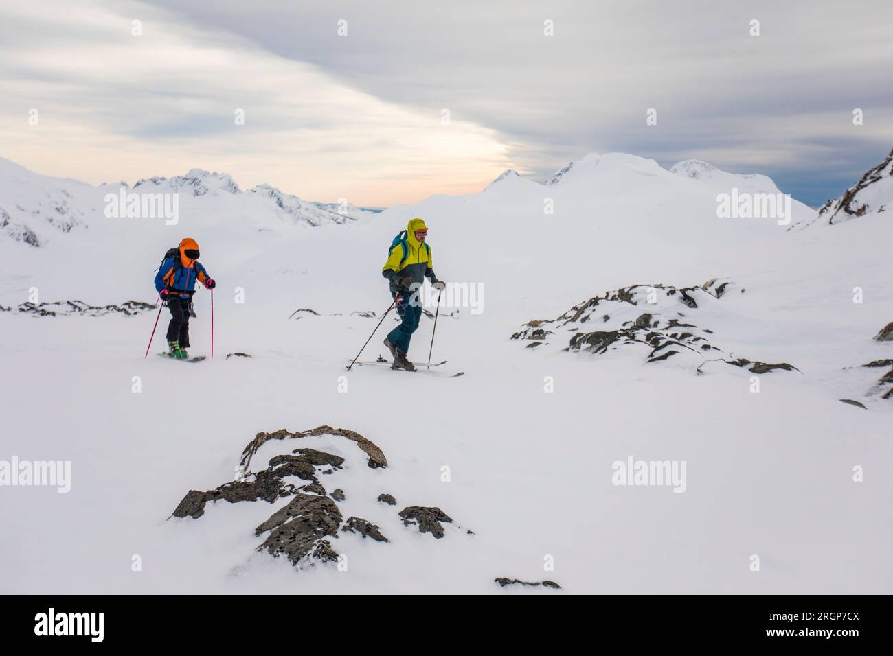 Vorderansicht von zwei Männern auf Skiern mit Blick auf die Berge Stockfoto