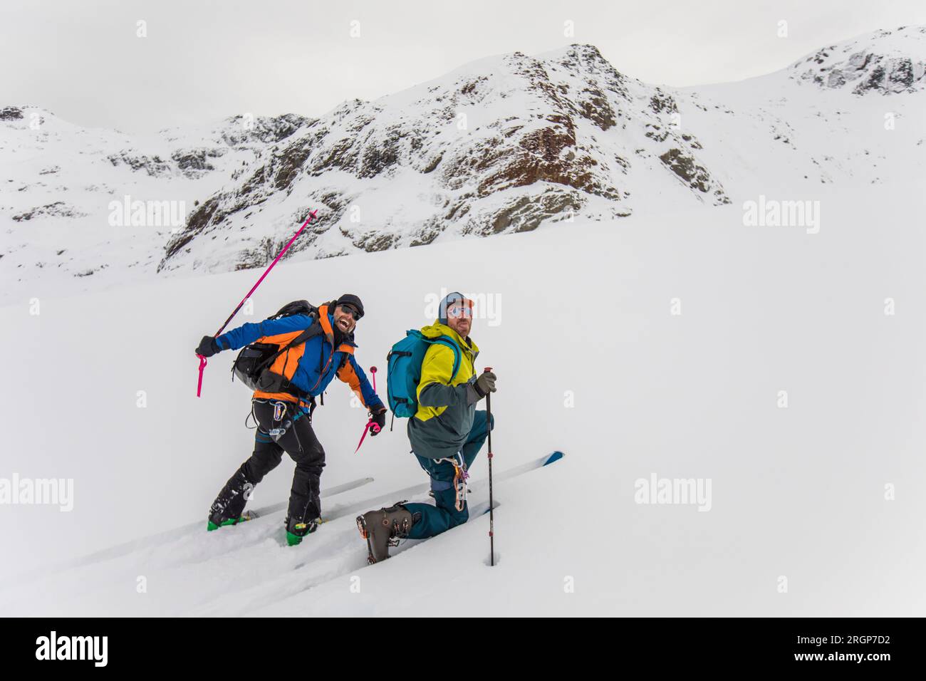 Zwei Typen, die beim Skifahren albern waren, B.C. Canada Stockfoto