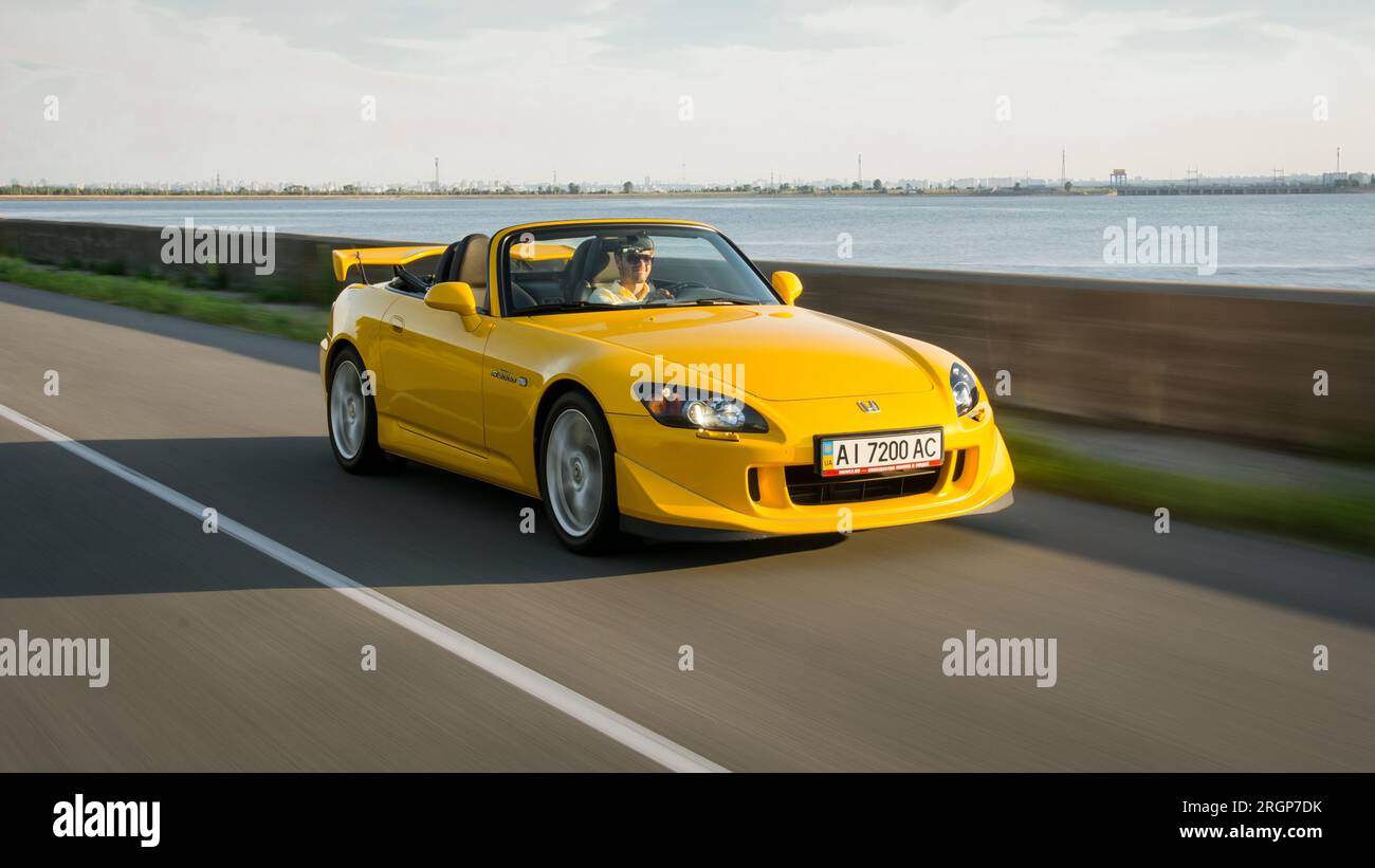 Gelber Honda S2000 Type S auf dem riesigen See Stockfoto