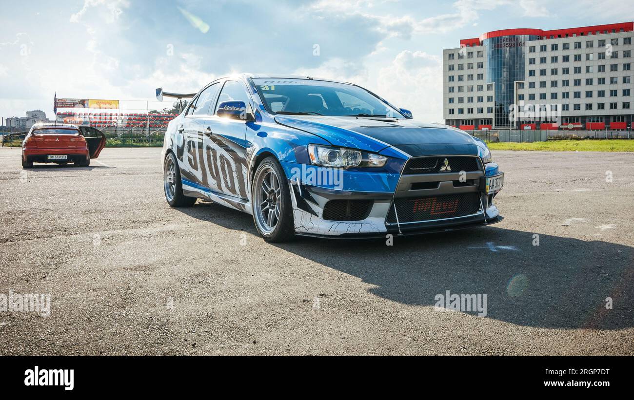 Milsubishi Lancer Evolution auf der lokalen Rennstrecke. Evo X geparkt mit Licht von hinten Stockfoto