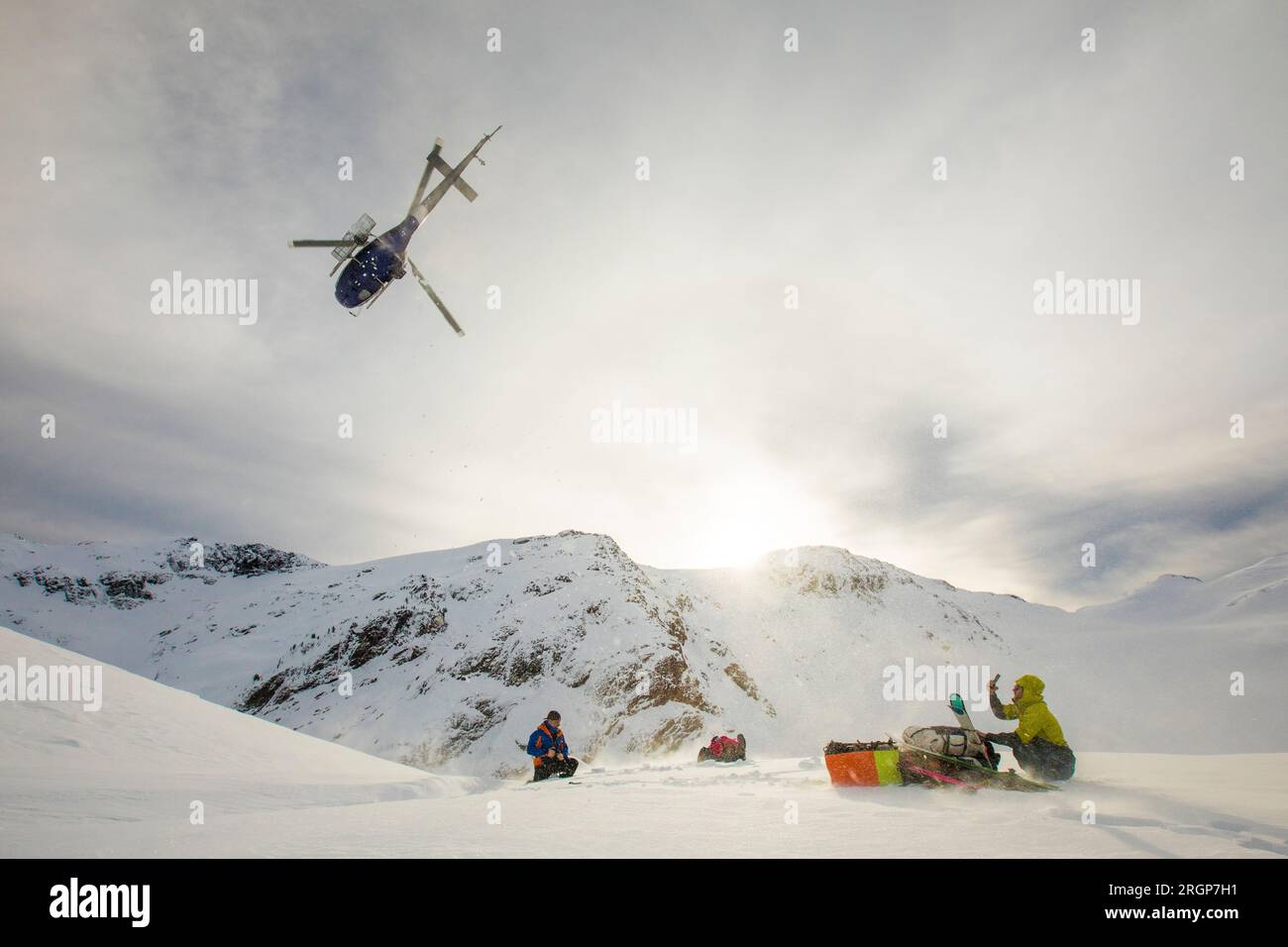 Hubschrauber im Flug nach dem Absetzen von Passagieren in den Bergen Stockfoto