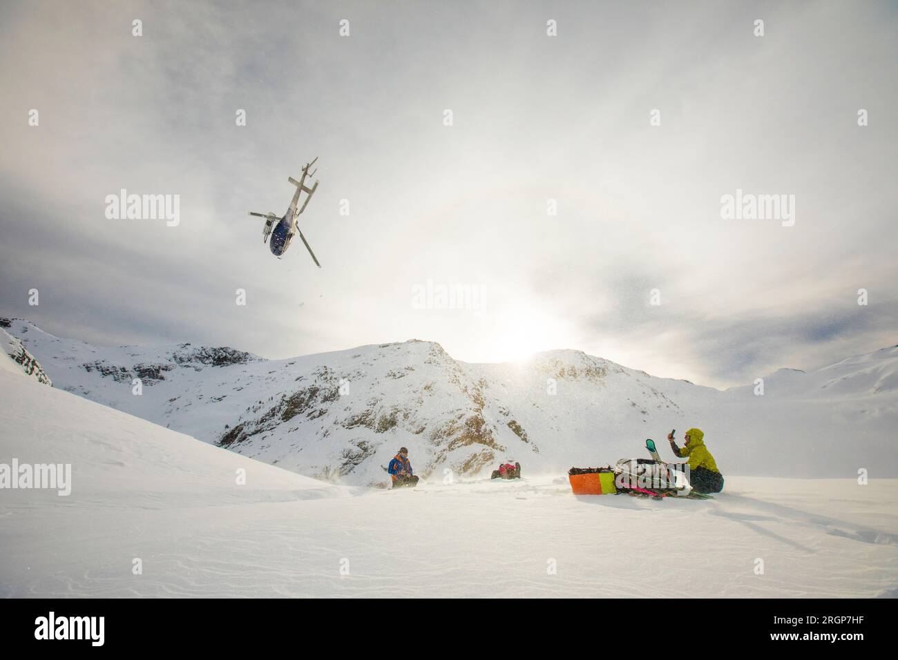 Der Hubschrauber fährt nach Hause, nachdem er zwei Passagiere abgesetzt hat Stockfoto