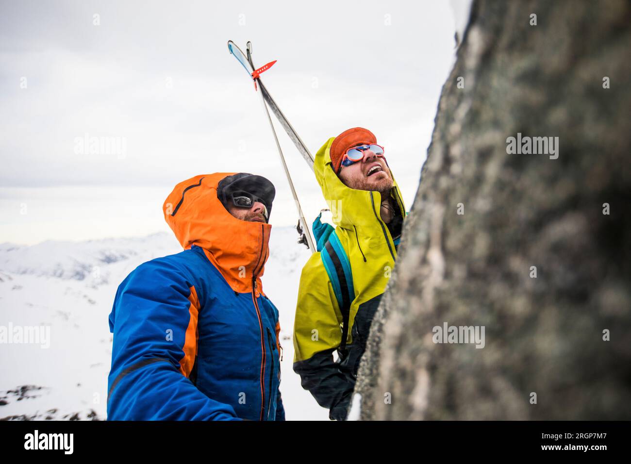 Skifahrer und Kletterer bewerten den letzten Platz, den Berggipfel Stockfoto