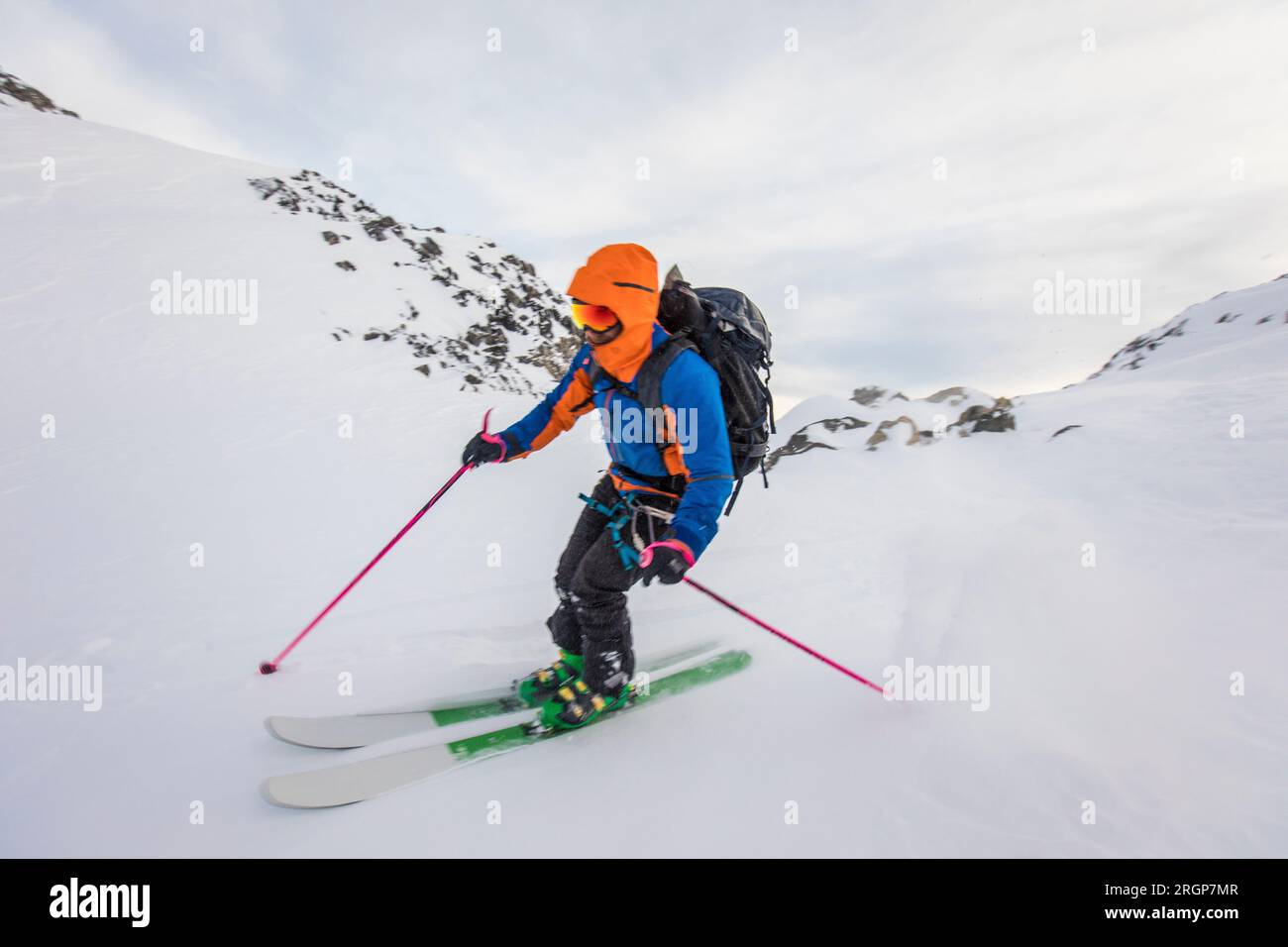 Seitenansicht eines Mannes, der sich auf Skiern schnell bewegt Stockfoto