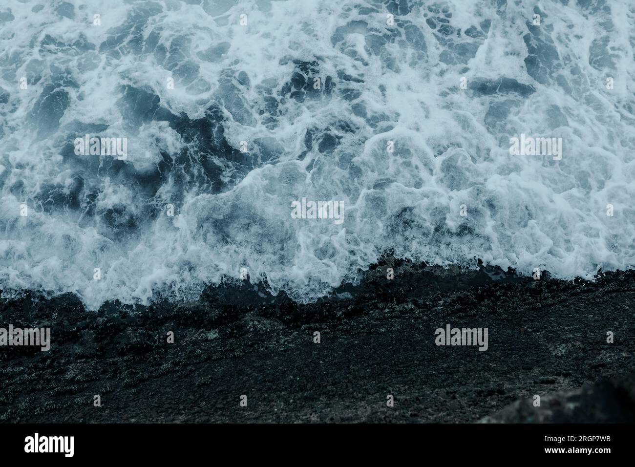 Unvergleichlicher Blick auf den Pazifik und stürmische Gewässer Stockfoto