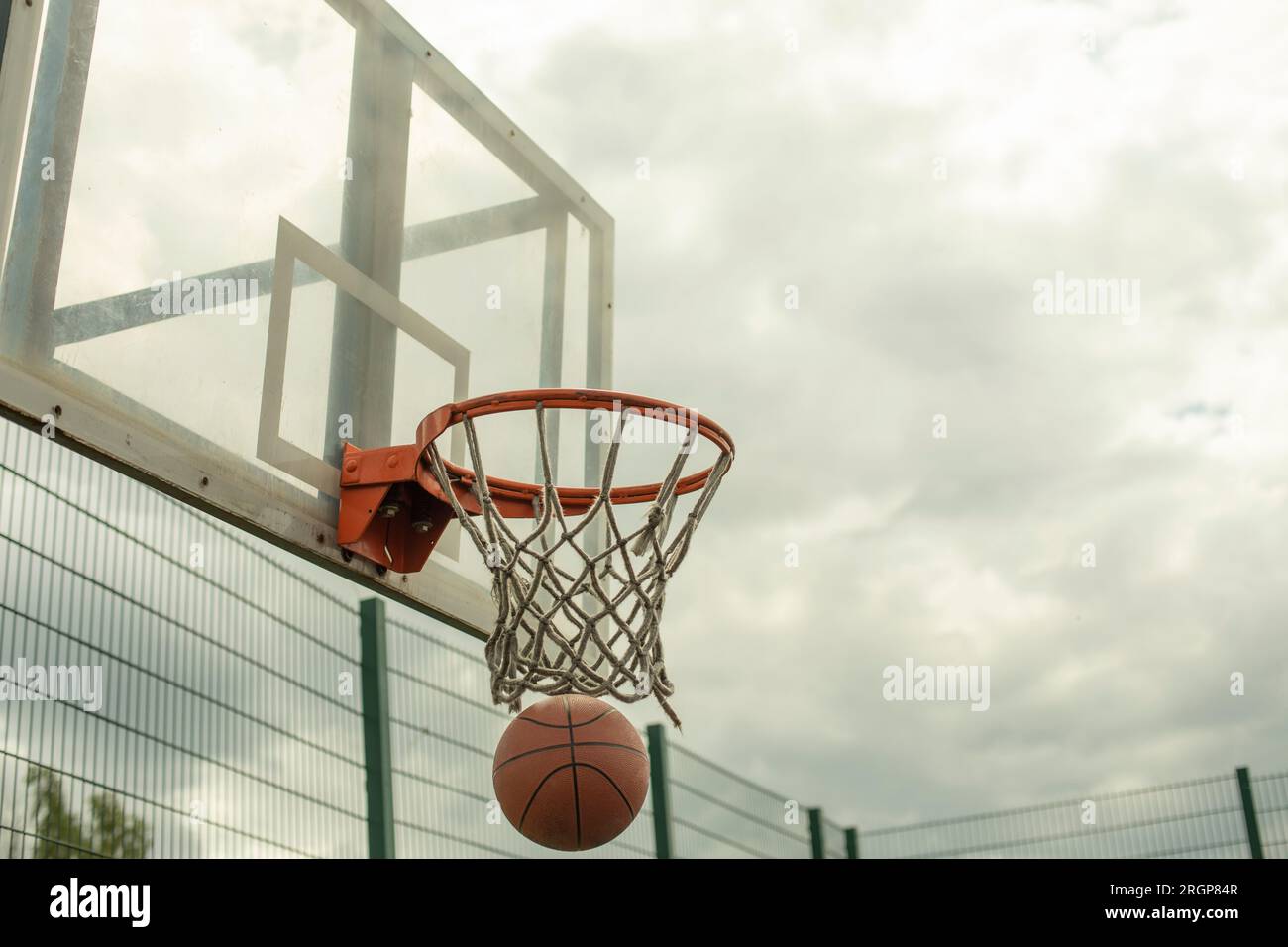 Ball in den Korb werfen. Genau getroffen. Basketball. Stockfoto