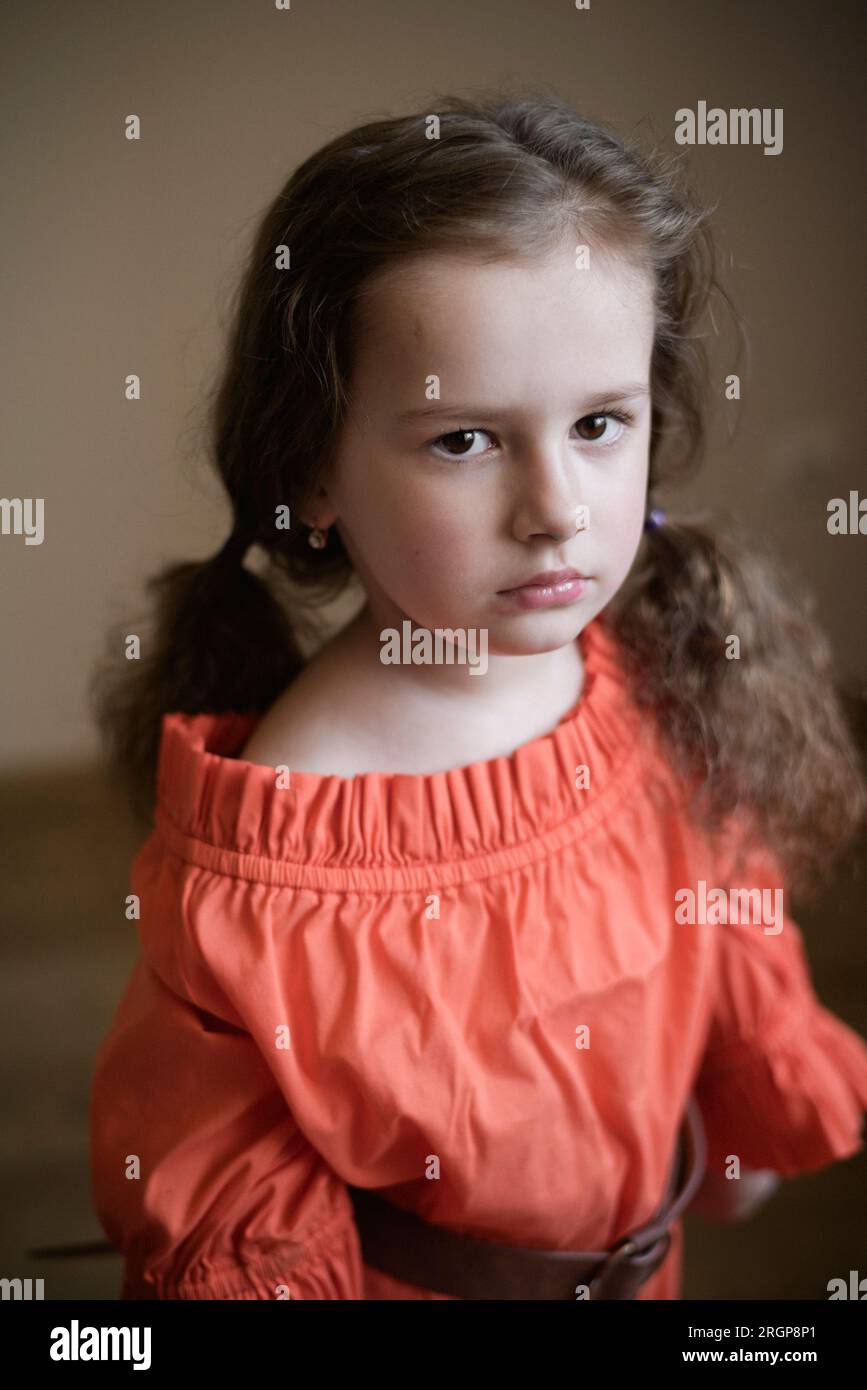 Porträt einer kleinen Tochter in Pink Stockfoto