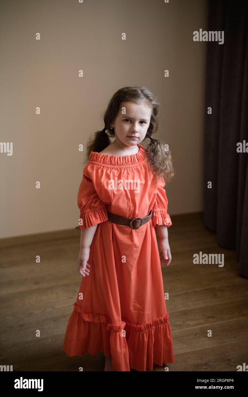 Porträt einer kleinen Tochter in Pink Stockfoto