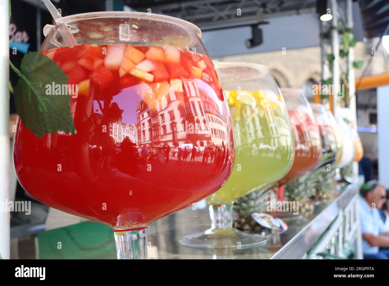 Frische Fruchtsäfte in klarem Glas auf der Vorderseite eines mobilen Restaurants Stockfoto