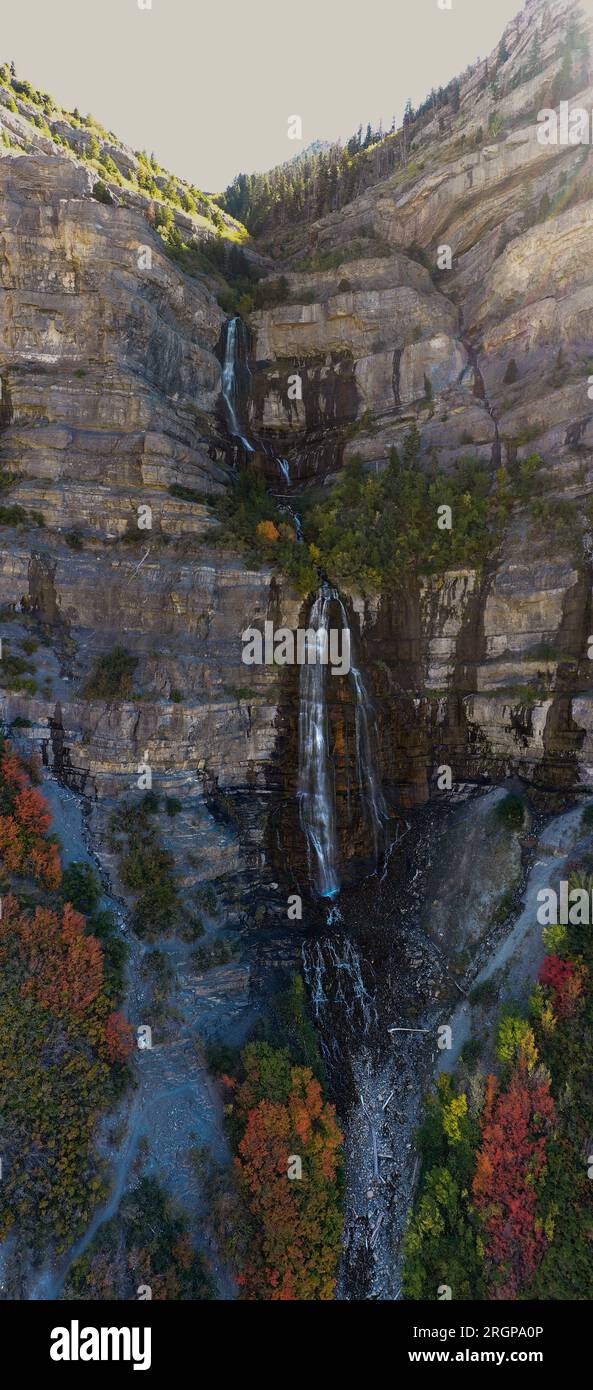 Wasserfall über Felsenklippen in den Bergen mit Herbstfarben Stockfoto