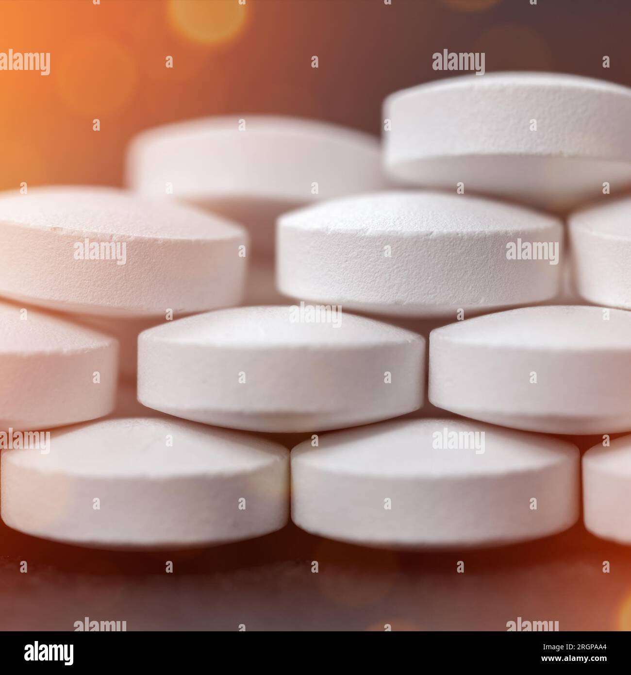 Nahaufnahme von weißen Pillen. Das Konzept des Körperschutzes vor Bakterien und Viren Stockfoto