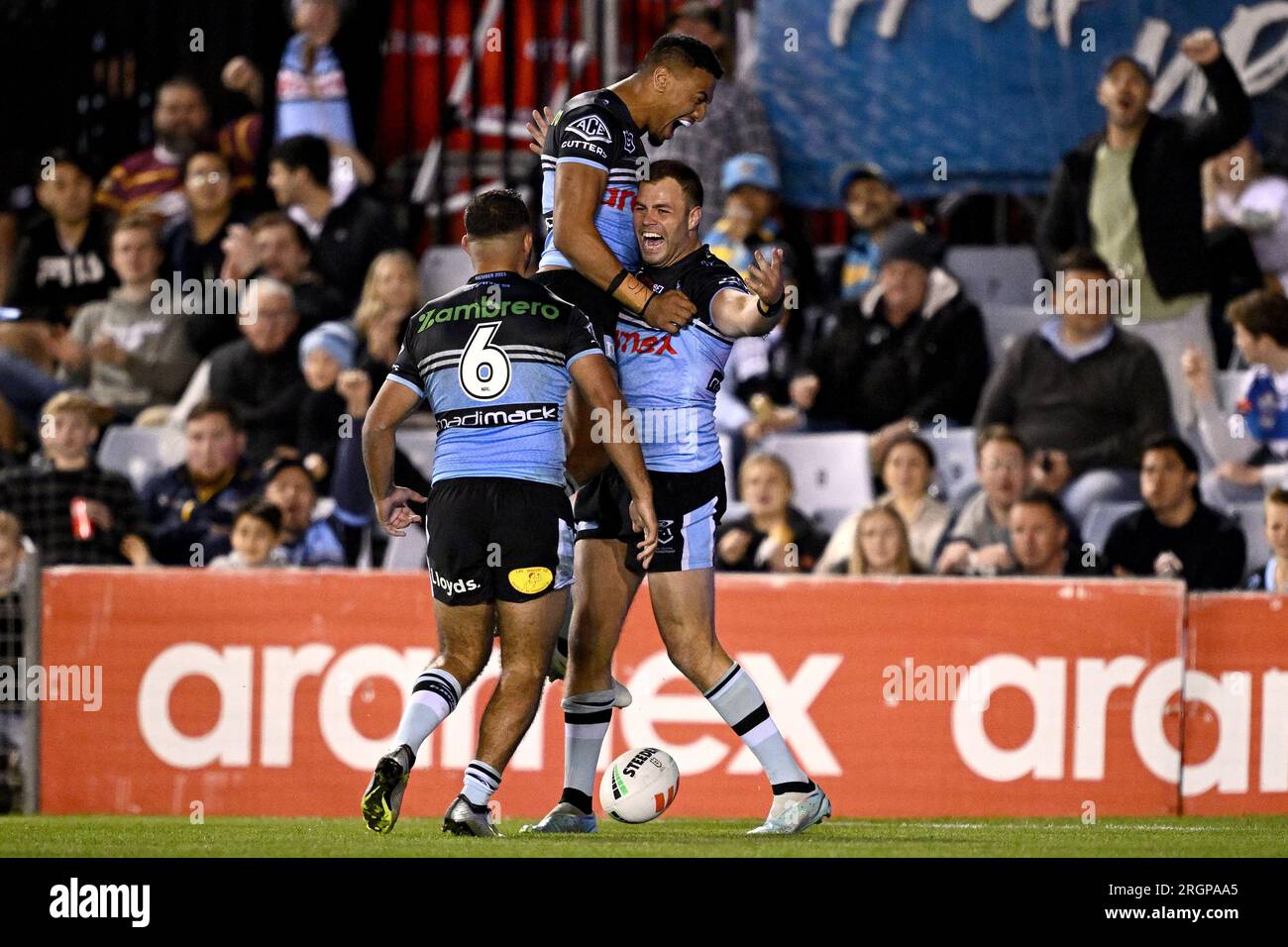 Sydney, Australien. 11. Aug. 2023. Wade Graham of the Sharks (rechts) feiert mit Teamkollegen, nachdem er am Freitag, den 11. August 2023, im PointsBet Stadium in Sydney einen Versuch bei der NRL Round 24 zwischen den Cronulla-Sutherland Sharks und den Gold Coast Titans erzielt hat. (AAP Image/Dan Himbrechts) KEINE ARCHIVIERUNG, NUR REDAKTIONELLE VERWENDUNG. Credit: Australian Associated Press/Alamy Live News Stockfoto