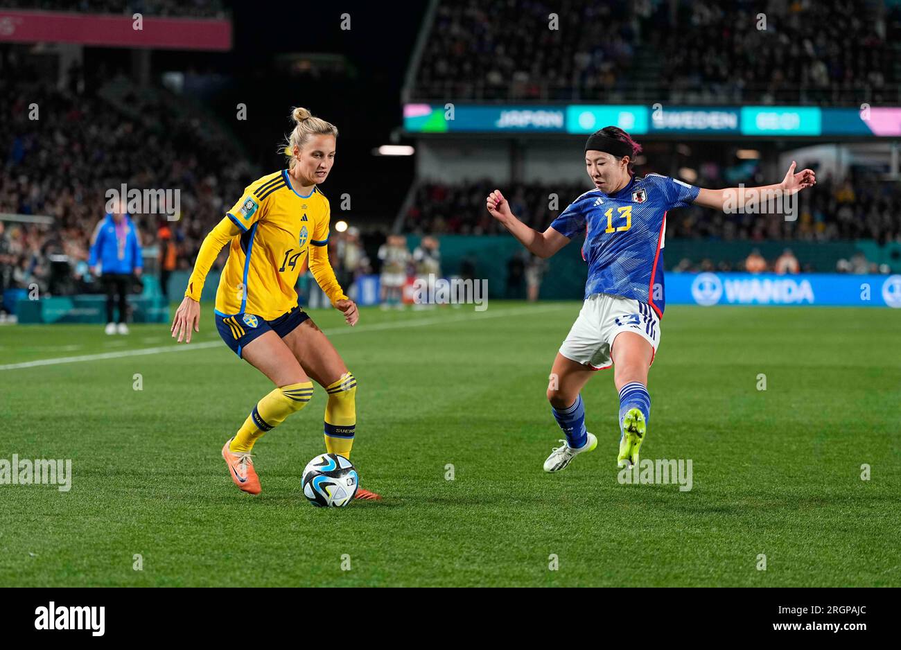August 11 2023: Jun Endo (Japan) und Nathalie Bjorn (Schweden) kämpfen um den Ball während eines Spiels, am, . Kim Price/CSM Stockfoto