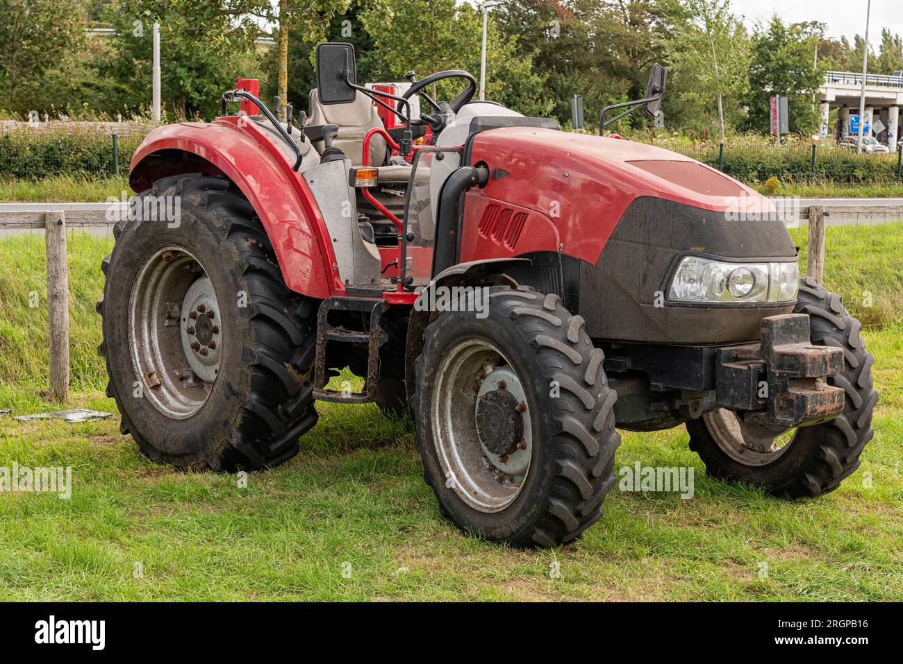 DER CASE IH 75c farmall-Traktor steht im Freien auf einem Feld Stockfoto