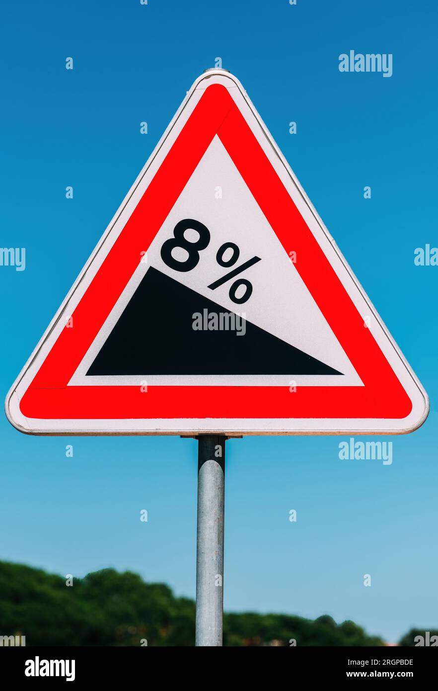 Verkehrszeichen warnen Fahrer vor einer Steigung von 8 Prozent Stockfoto