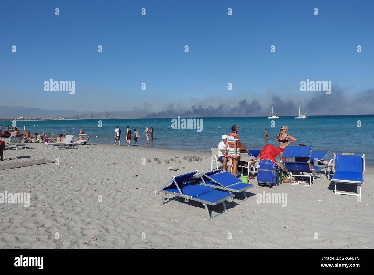 Am Poetto Beach auf Sardinien brannten Anfang August 2023 Wildfeuer. Stockfoto