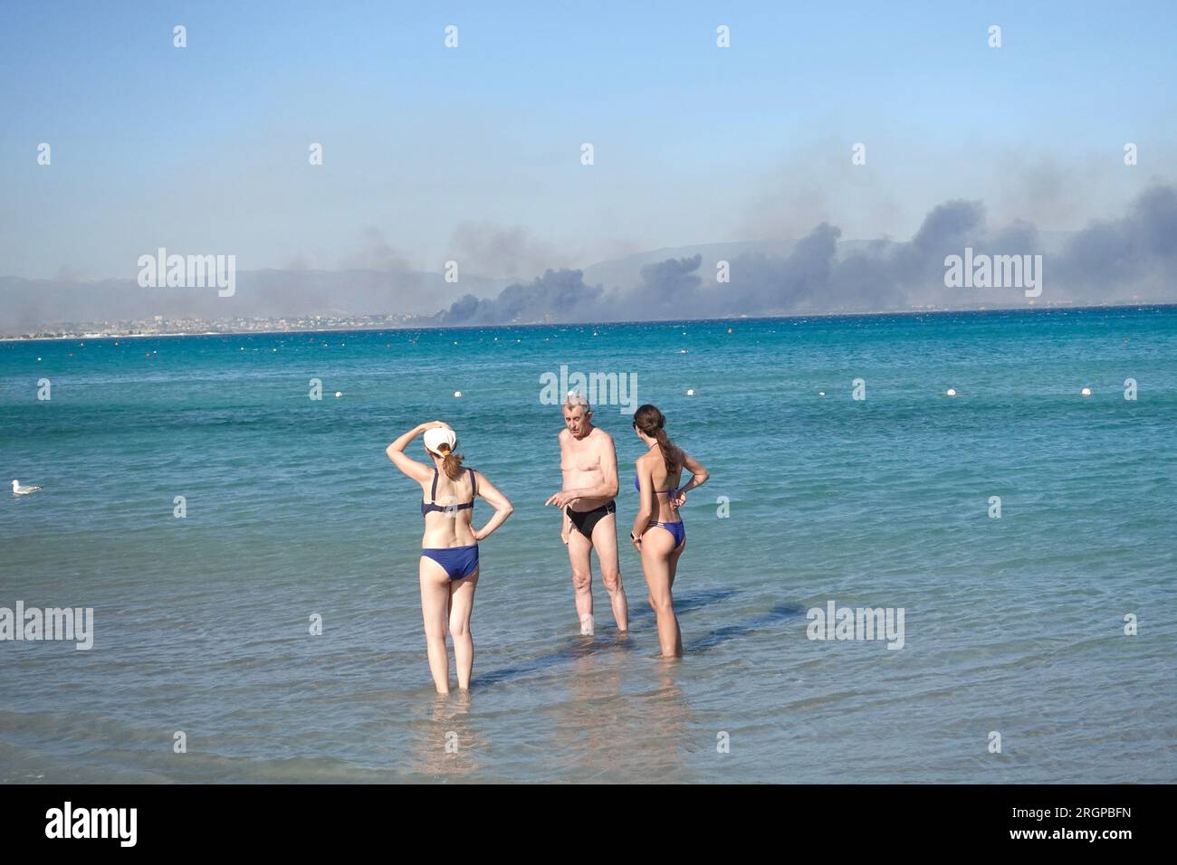 Am Poetto Beach auf Sardinien brannten Anfang August 2023 Wildfeuer. Stockfoto