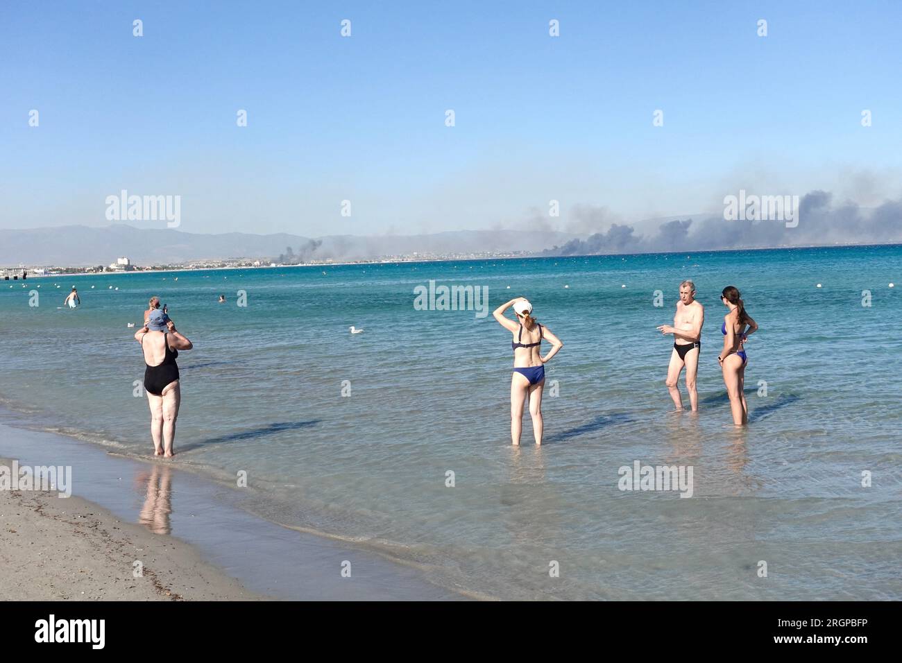 Am Poetto Beach auf Sardinien brannten Anfang August 2023 Wildfeuer. Stockfoto