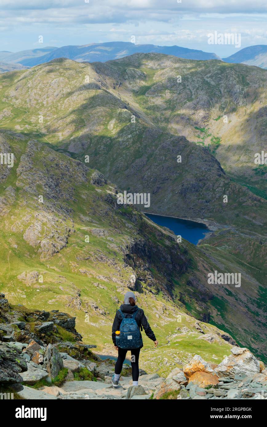 Wanderer auf dem Weg zum Old man of Coniston, Lake District Stockfoto