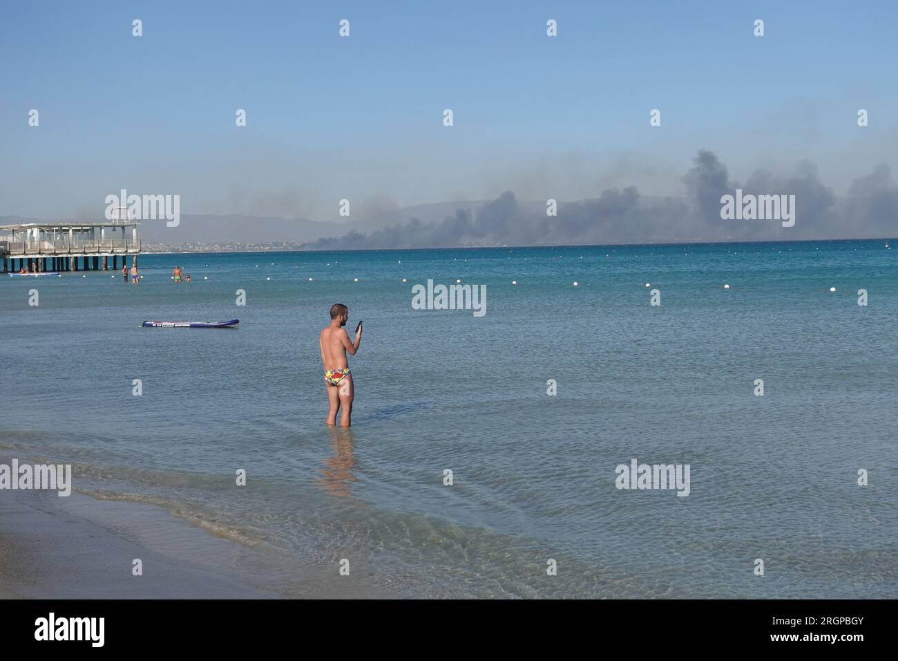 Am Poetto Beach auf Sardinien brannten Anfang August 2023 Wildfeuer. Stockfoto