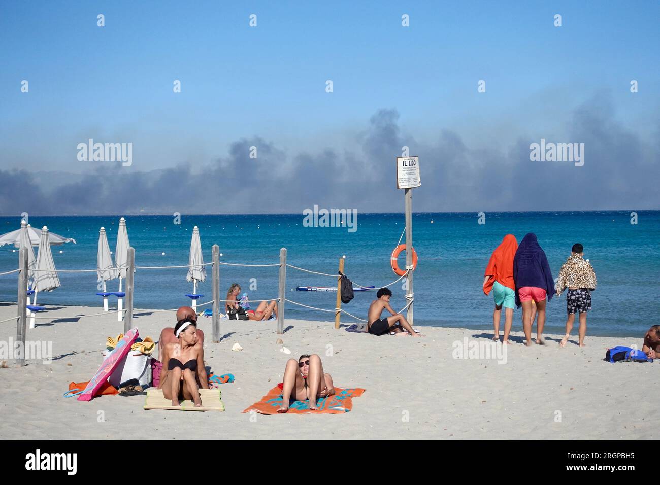 Am Poetto Beach auf Sardinien brannten Anfang August 2023 Wildfeuer. Stockfoto