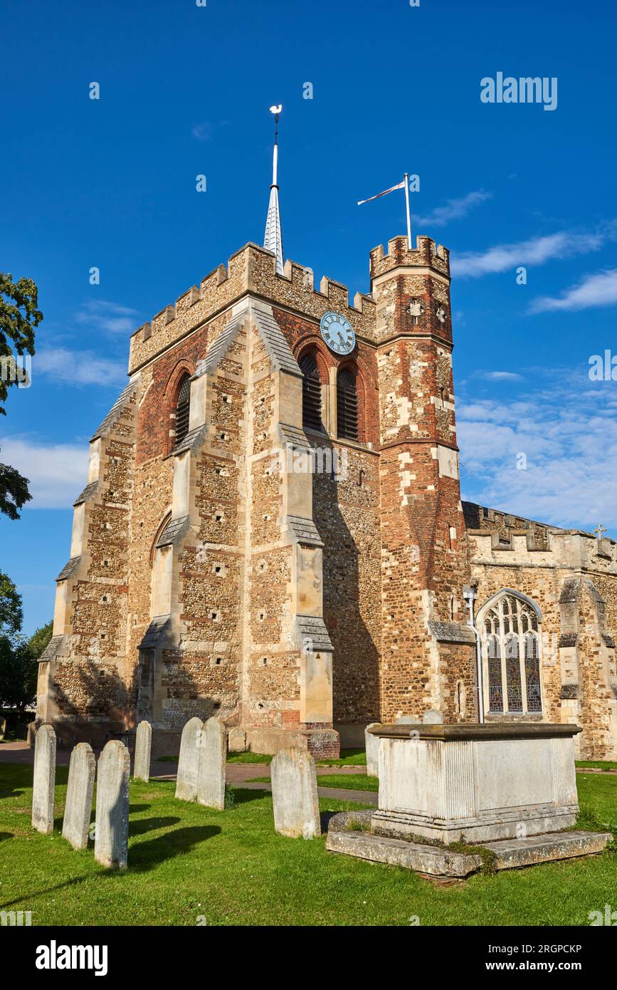 Der antike Turm aus dem 12. Jahrhundert der Kirche St. Mary, Hitchin, Hertfordshire, England, mit blauem Himmel Stockfoto