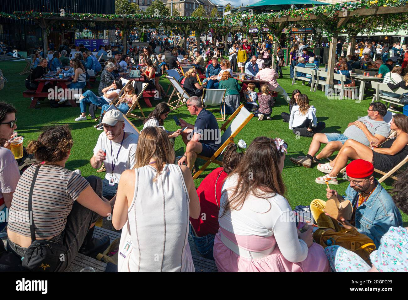 Wer am Rande der Stadt ist, kann die George Square Gardens im Stadtzentrum von Edinburgh besuchen, wo es Showbühnen und Gastronomieangebote gibt. Edinburgh Festival Fringe Stockfoto