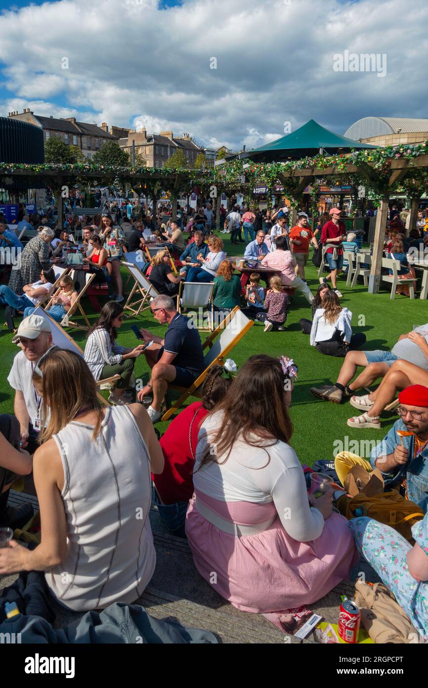 Wer am Rande der Stadt ist, kann die George Square Gardens im Stadtzentrum von Edinburgh besuchen, wo es Showbühnen und Gastronomieangebote gibt. Edinburgh Festival Fringe Stockfoto