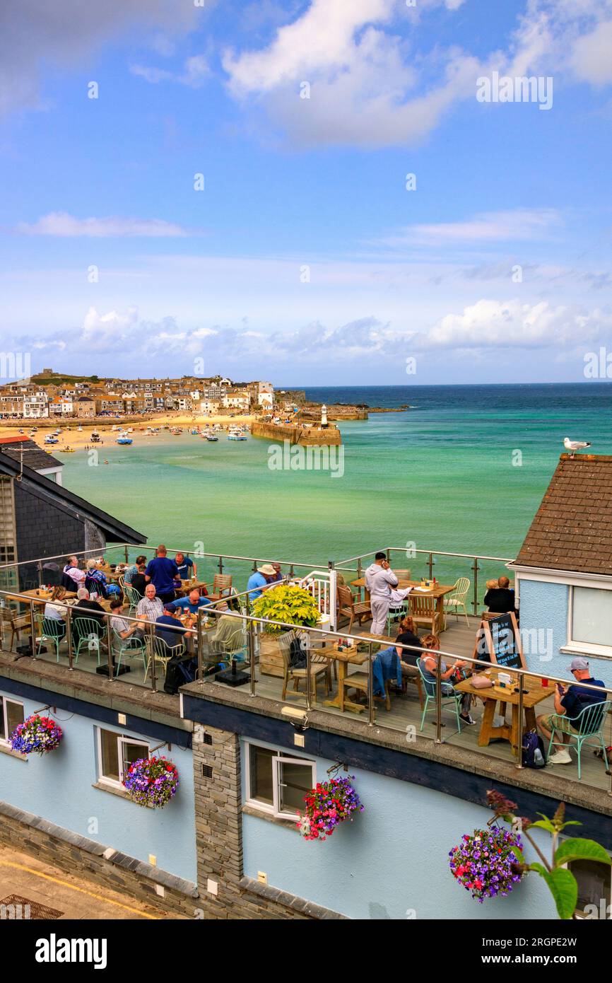 Ein Café-Restaurant auf der Dachterrasse mit Blick auf den malerischen Hafen St Ives, Cornwall, England, Großbritannien Stockfoto