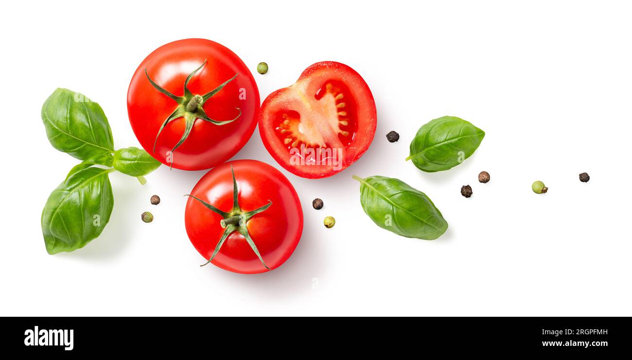 Speisen, Kochen, Diät oder Gartendesign aus reifen ganzen und geschnittenen Tomaten, Basilikumblättern sowie schwarzen und grünen Pfefferkörnern Stockfoto