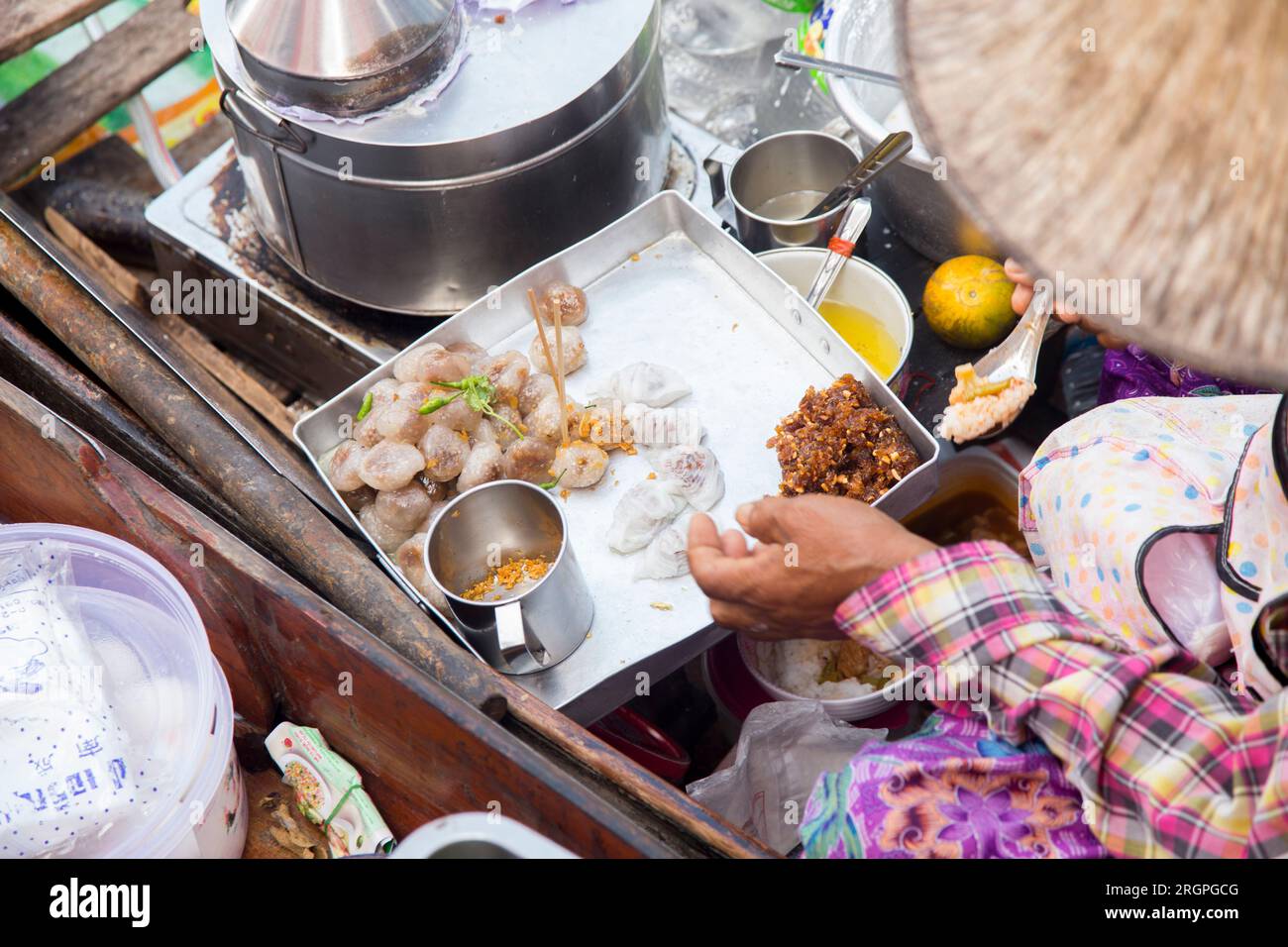 Pan Sip Nueng Sai Kai. Thailändische gedämpfte Knödel mit Hühnerernussfüllung. Stockfoto