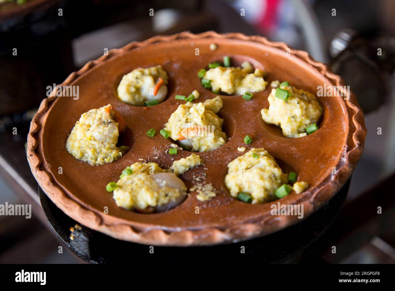 Pan Sip Nueng Sai Kai. Thailändische gedämpfte Knödel mit Hühnerernussfüllung. Stockfoto