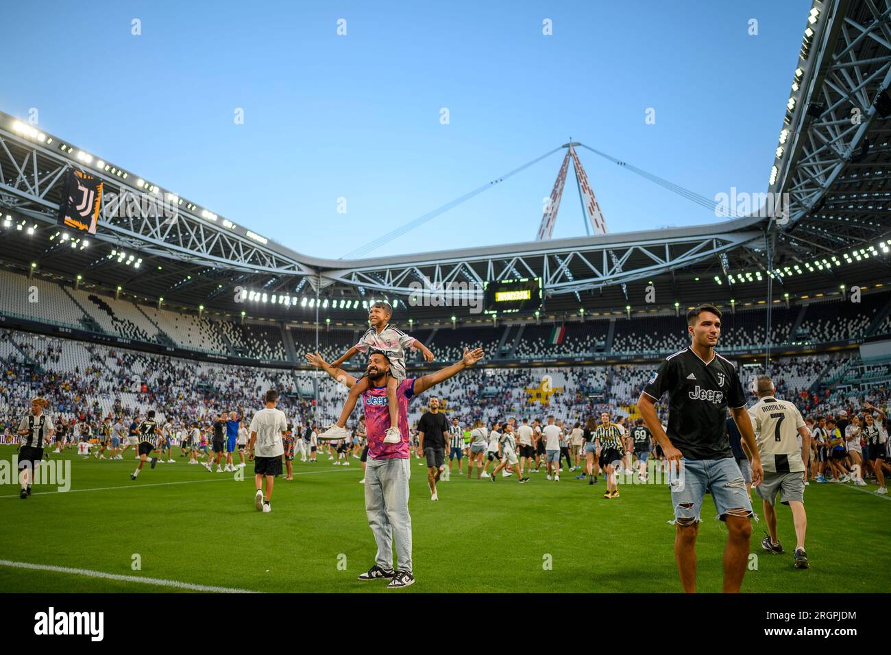 Fans des FC Juventus erobern das Spielfeld am Ende des freundlichen Fußballspiels zwischen dem FC Juventus und dem nächsten Gen. Stockfoto