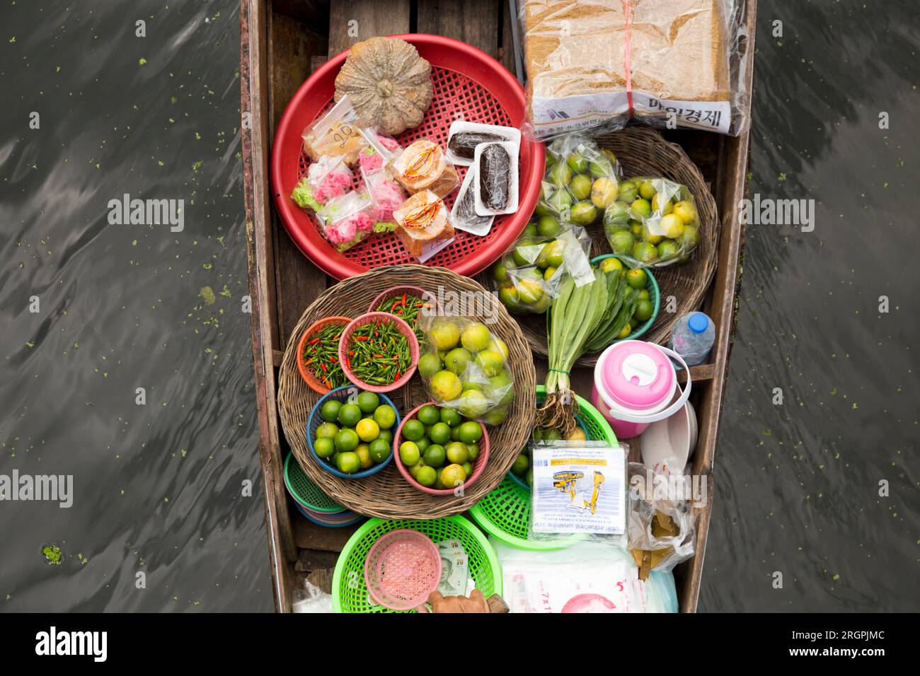 Boot mit Gemüse zum Verkauf auf einem schwimmenden Markt in der Provinz Samut Songkram in Thailand. Stockfoto