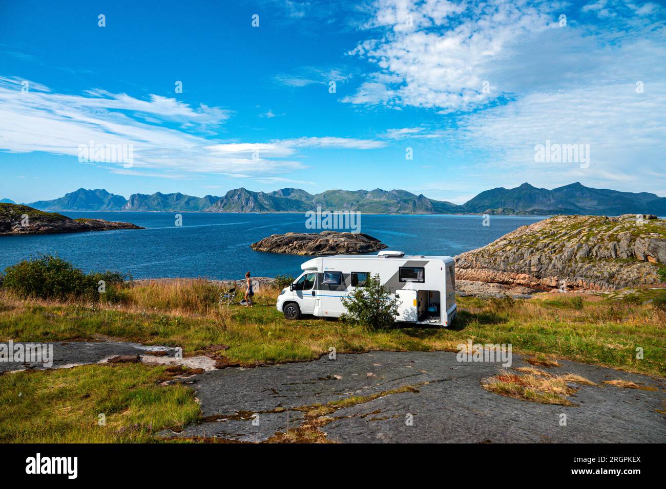 Wohnmobile In Den Inselgruppen Der Lofoten Im Arktischen Norwegen Den 